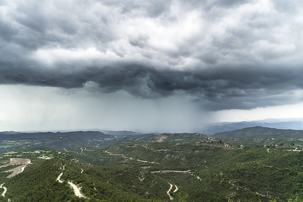 AGUA VA
Intensa precipitación de lluvia en el Bages la tarde del sábado, contemplándola des de uno de los miradores de la carretera de El Bruc a Montserrat. Tarde de muchos núcleos convectivos en el interior de Catalunya.
