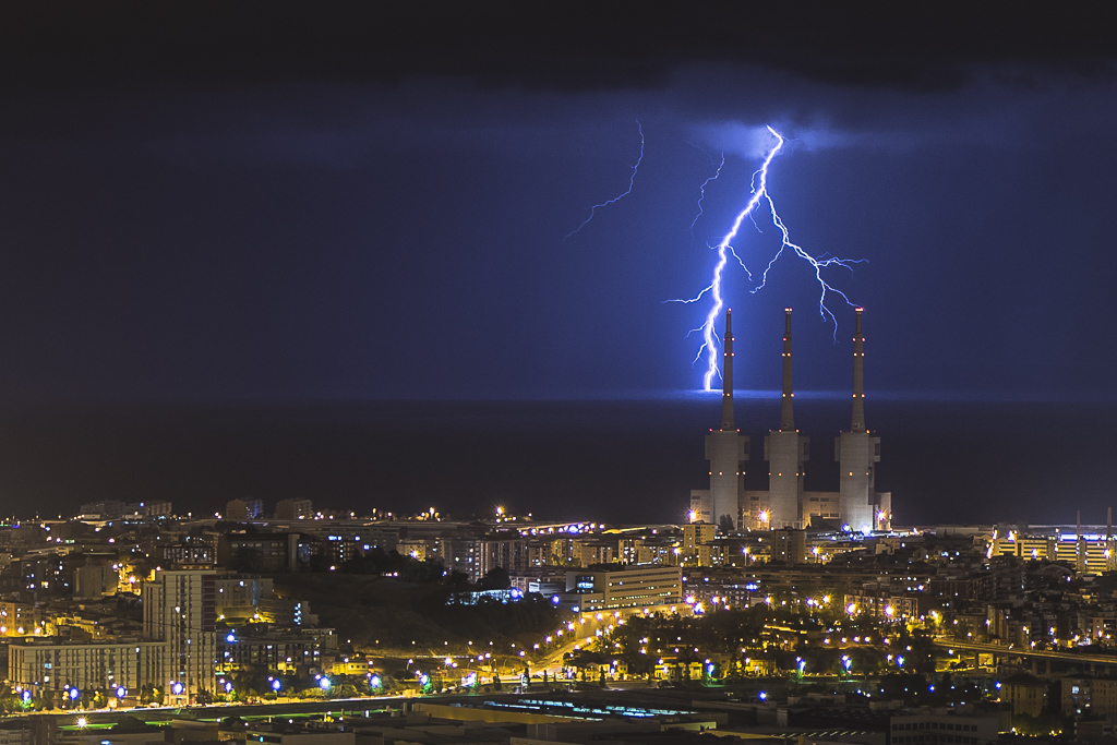 ENERGIA ALTERNATIVA
Típica noche de setiembre, con actividad eléctrica, frente a la costa Barcelonina. Después del trabajo, me dió tiempo a cenar rápido y buscar un punto levado donde poder captar los rayos que soltaba la tormenta. Hasta que tuve la suerte de pillar este rayo ramificado detrás de las torres de central térmica del Besós.
