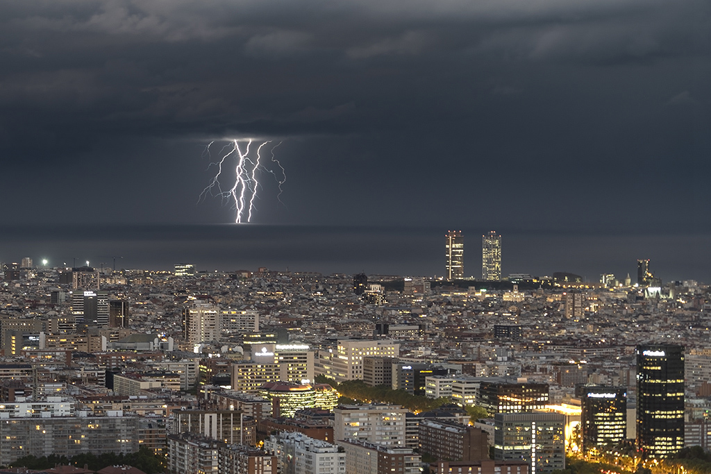 RAYO URBANO CON EL SKYLINE DE BARCELONA
Noche de tormentas con rayos lejanos en el mar, aprovechando el skyline nocturno de la ciudad de Barcelona.
