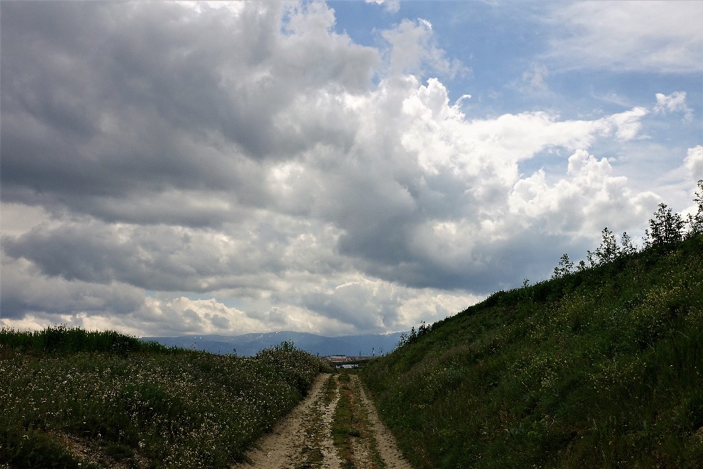 Por el Camino
Por el antiguo camino carretero amenazan nubes de tormenta
Álbumes del atlas: aaa_no_album