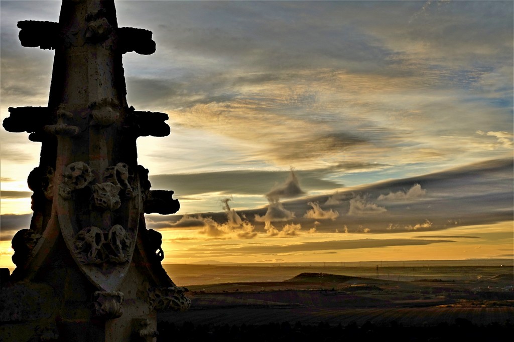 Desde la catedral
Desde uno de los miradores de la catedral de Segovia, el cielo de un atardecer de diciembre.
Álbumes del atlas: aaa_no_album