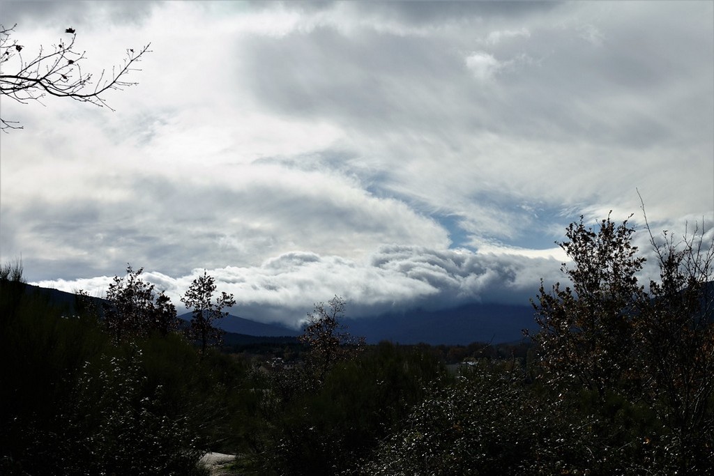La Ola Perfecta
Sierra de Guadarrama, Segovia.  Oleada de nubes sobre la montaña
Álbumes del atlas: aaa_no_album