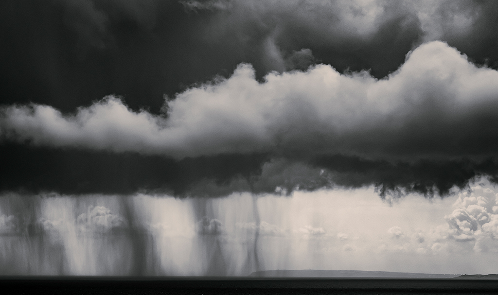 Cortinas de agua.
Foto tomada desde Villajoyosa con el cabo de Santa-Pola al fondo y donde se puede apreciar la lluvia cayendo al mar.
Álbumes del atlas: ZFO17 aaa_atlas