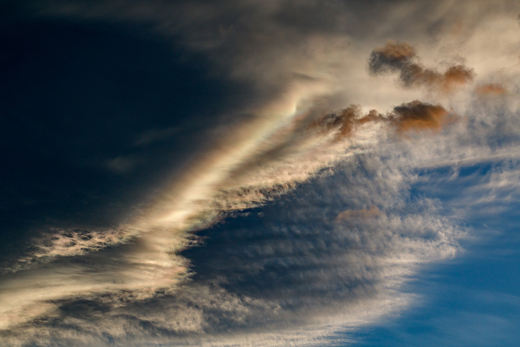 Nubes iridiscentes.
Foto hecha desde mi terraza en Villajoyosa. Se estaba poniendo el sol y en algunas nubes se apreciaban iridisaciones.
Álbumes del atlas: ZFP18 aaa_no_album