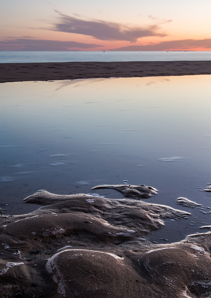 Nubes y depositos de sal
Foto tomada en Villajoyosa. Las nubes se reflejan en un charco en la playa y la arena se cubre de depositos de sal.
Álbumes del atlas: aaa_no_album