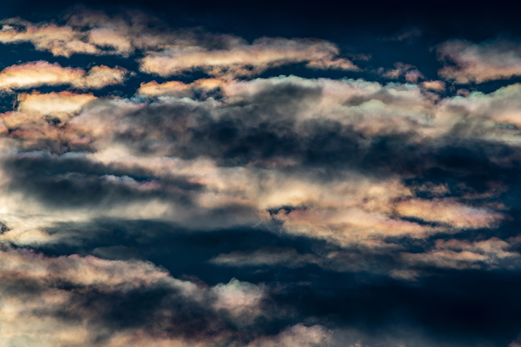 Nubes iridiscentes I
Nubes iridiscentes que se formaron cerca del horizonte, en el cabeço d'or

