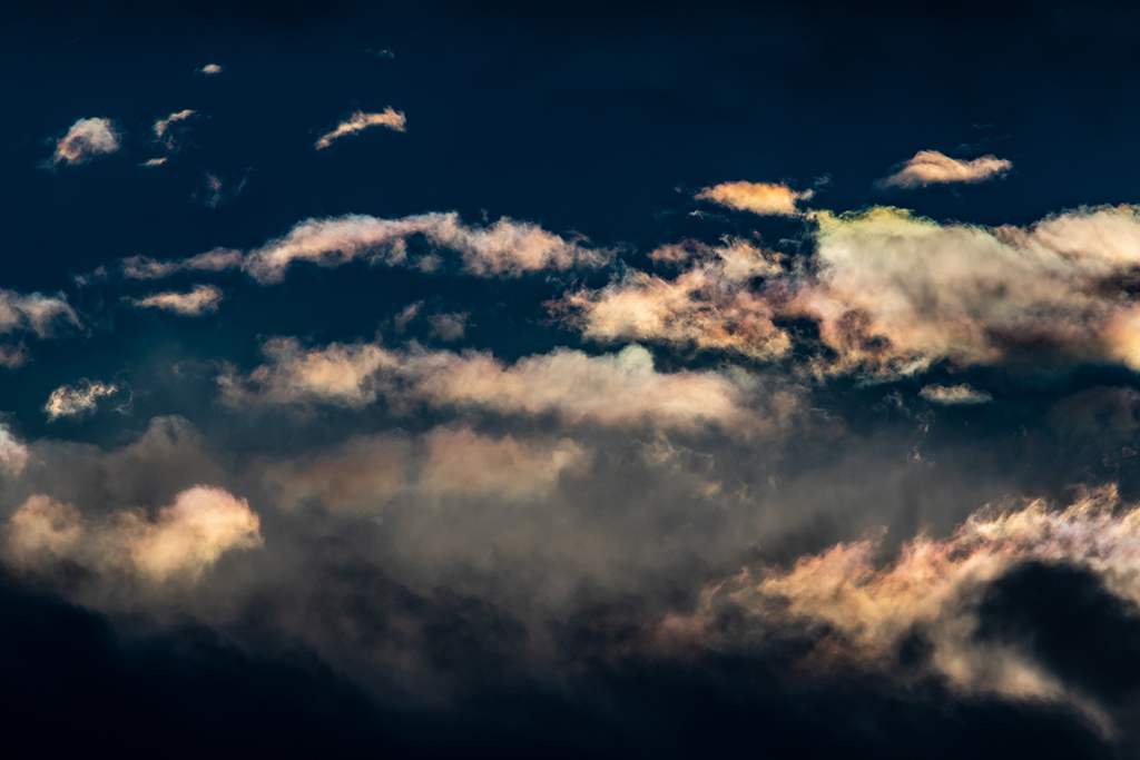 Nubes iridiscentes III
Nubes iridiscentes que se formaron cerca del horizonte, en el cabeço d'or
