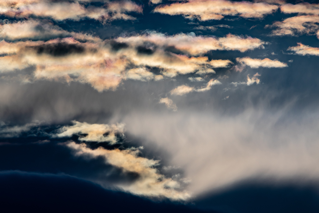 Nubes iridiscentes IV
Nubes iridiscentes que se formaron cerca del horizonte, en el cabeço d'or
