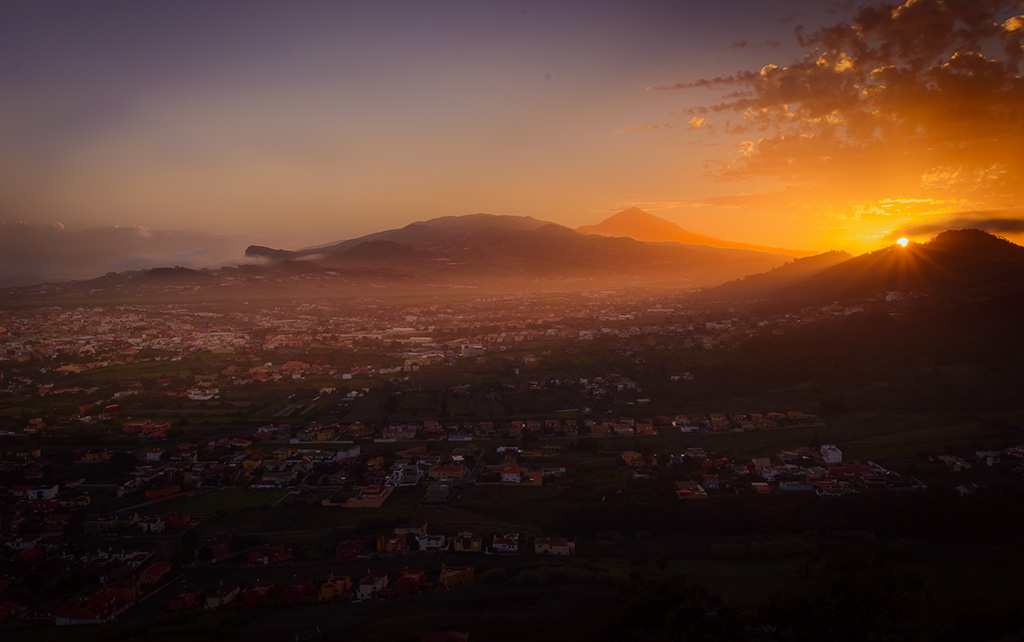 Teide dorado
Calima en el atardecer desde el mirador de Mesa-Mota, La Laguna.
Álbumes del atlas: aaa_no_album ZFO16