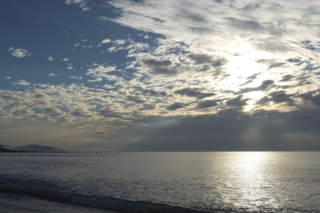Nubes del Este
Playa de Puerta del Mar, el sol ligeramente hacia el este
Álbumes del atlas: aaa_no_album