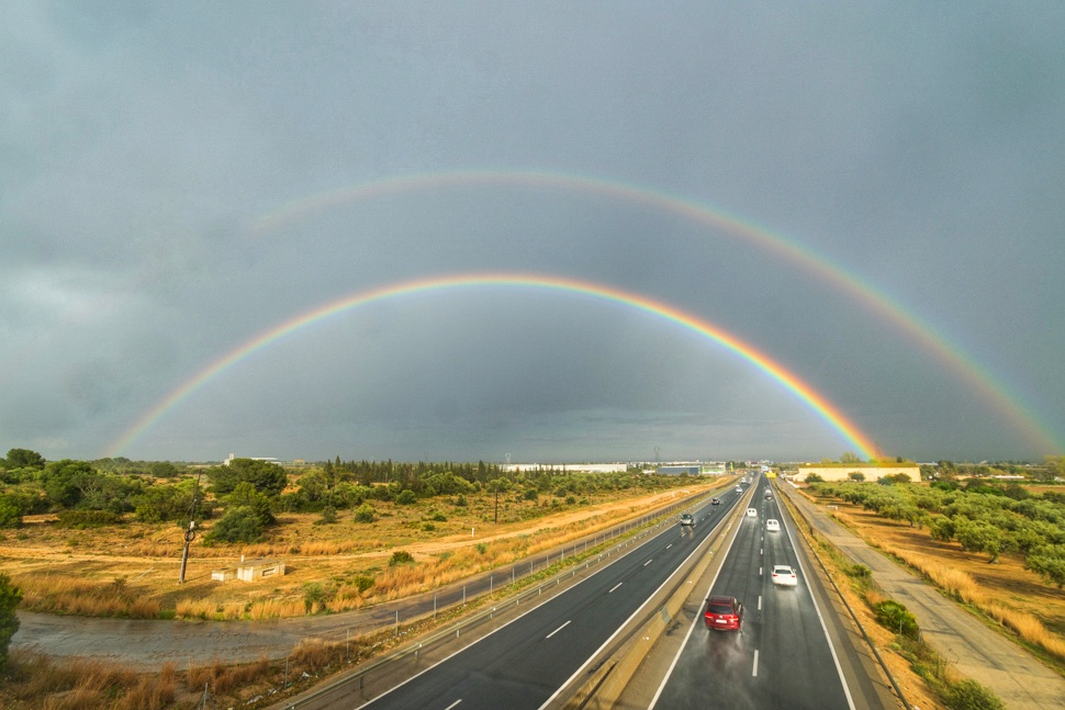 Arcoíris doble
"Circulando hacia un Doble Arco Iris"

Tarde de abril con ligera lluvia y de golpe aparece un espectacular doble Arco Iris en el cielo, por encima de una autovía
