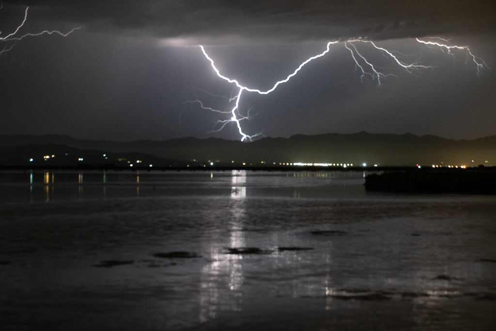 Rayos en la Bahía del Fangar
Una noche de tormenta de calor de verano, se reflejan unos rayos en la Bahía del Fangar en el Delta del Ebro
