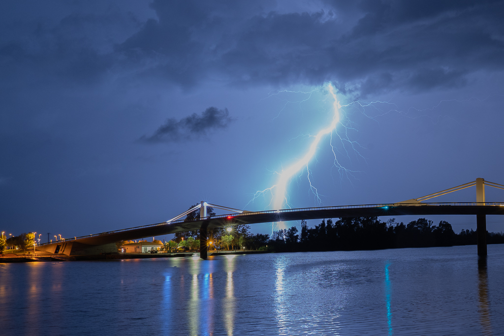 Un gran rayo sobre el Río Ebro
Típica tormenta de final de verano en el Delta del Ebro con abundante actividad eléctrica
Álbumes del atlas: aaa_no_album