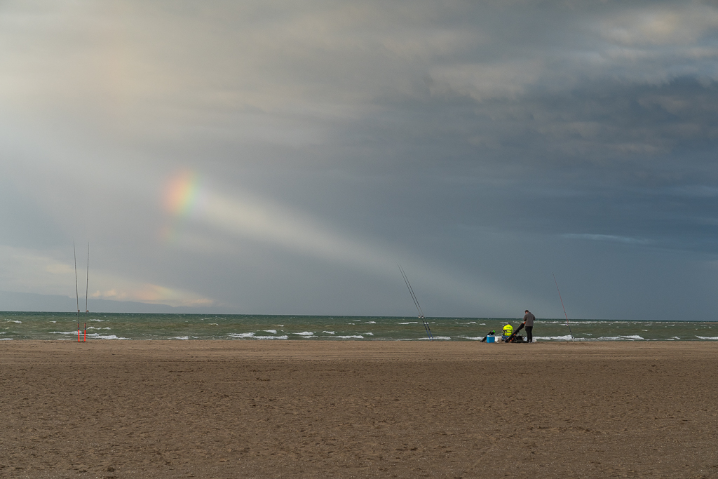 Rayos anticrepusculares con Arcoiris
Tras el paso de la tormenta, aparecen en el horizonte unos rayos anticrepusculares con un curioso efecto de Arcoiris, junto a un pescador que estaba en la orilla de la playa

