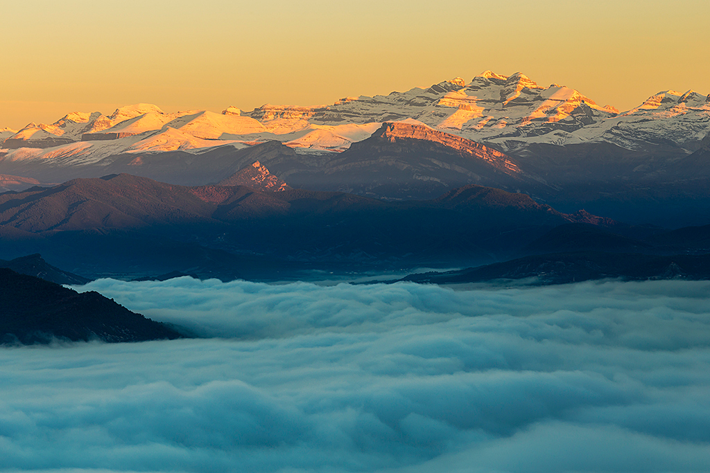 Anticiclón
Típico día anticiclónico en Sobrarbe (Pirineo aragonés), quedando las zonas más bajas cubiertas por la niebla y los picos disfrutando del cielo despejado.
