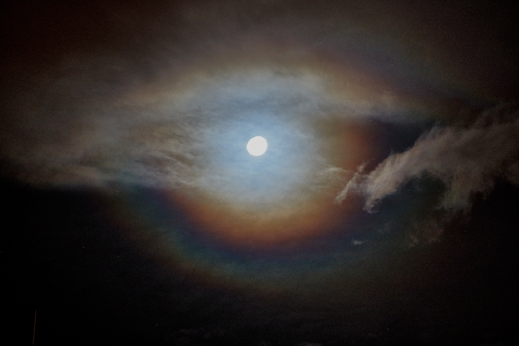 El ojo de Horus 
Fotografía tomada desde mi habitación una noche de luna y nubes 
