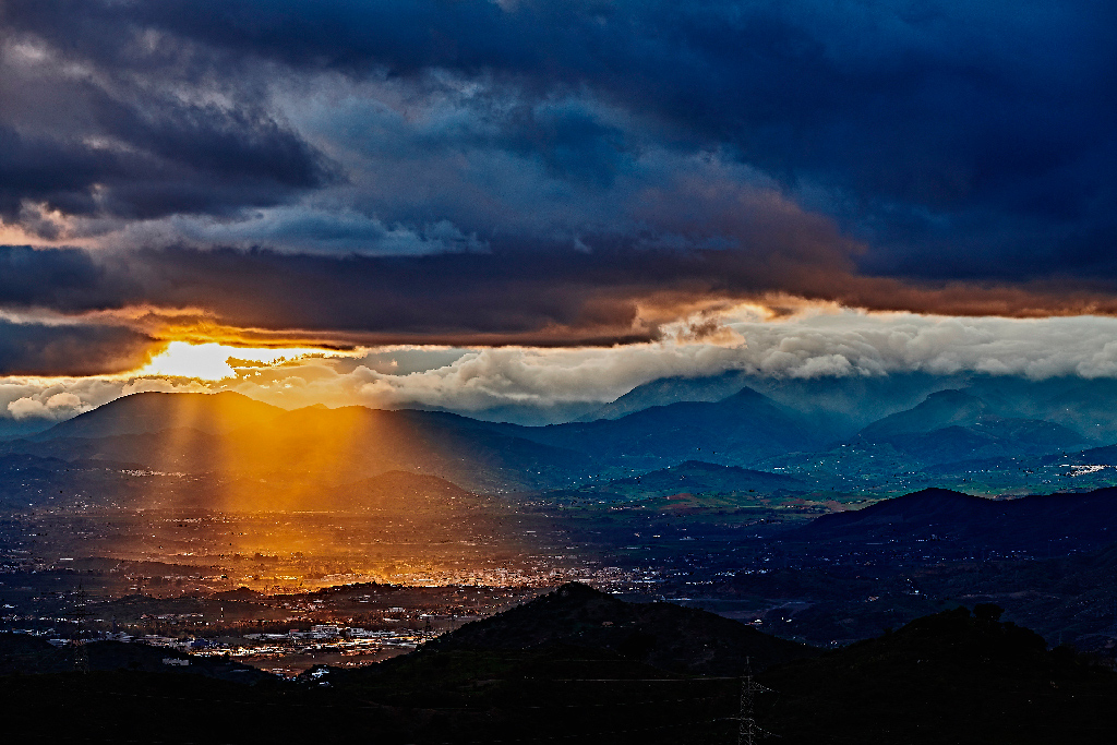 Puesta de Sol entre nubes 
Atardecer en el Valle del Guadalhorce 
