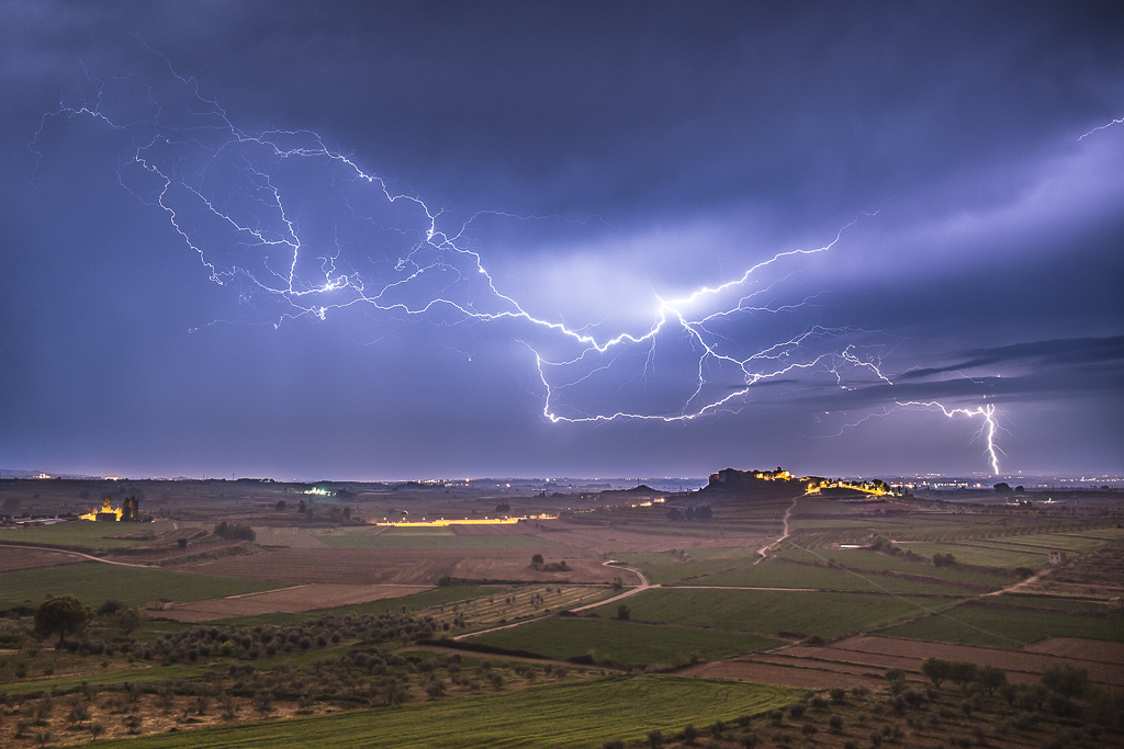 ESTRUENDO
Hemos tenido pocas tormentas esta primavera pero, como suele ocurrir a menudo, las que se forman entre Aragón y Cataluña no defraudan. Esa madrugada las tormentas del sur de Lleida dejaron poca precipitación pero fueron muy vistosas y ruidosas.
