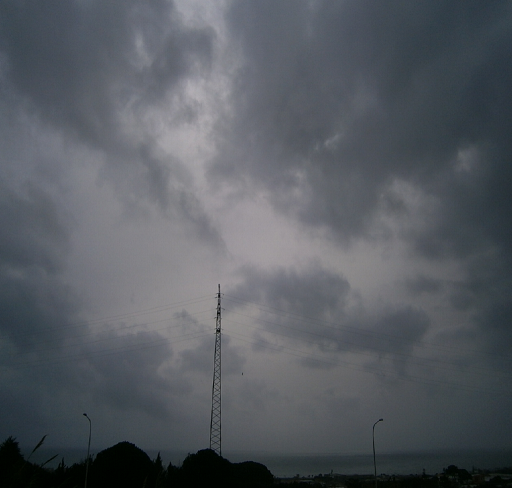 Falsa tormenta electrica
Poste de electricidad situado delante de un cielo gris.
