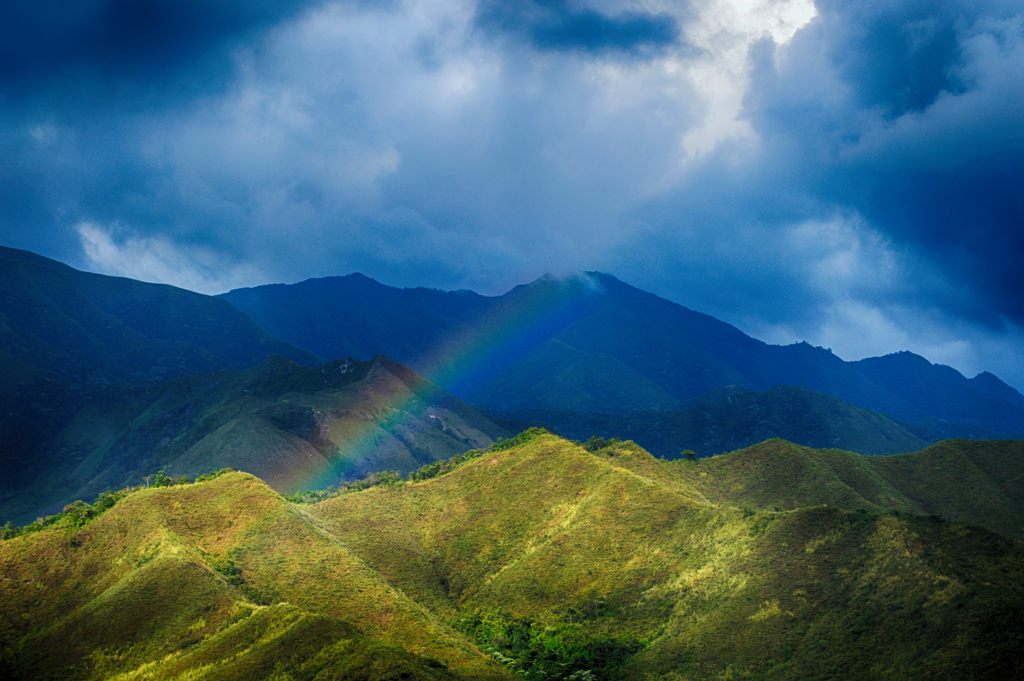 Rainbow
Paisaje formado por montañas y parte de un arcoiris
