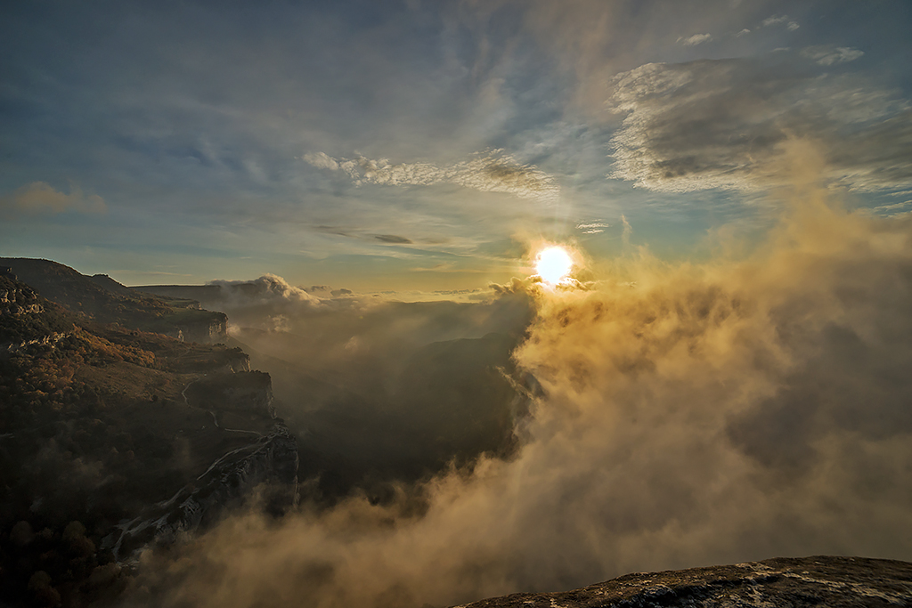 Stratus fractus
"Nubes y nieblas al amanecer". Panorama paisaje nieblas y amanecer en Tavertet
