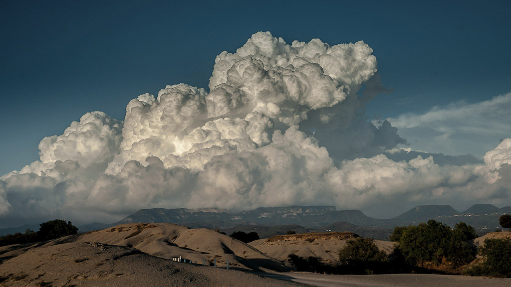 Nube coliflor
Cumulonimbo gigante que se desplazaba rápidamente a su izquierda, muy vistoso.

