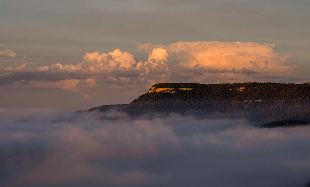 Mar de niebla y cumulus (bis)
 Al amanecer el sol ilumina una columna de cúmulos que evolucionan con rapidez; las nieblas en el valle adquieren hermosas tonalidades, un bellísimo espectáculo. (bis)


