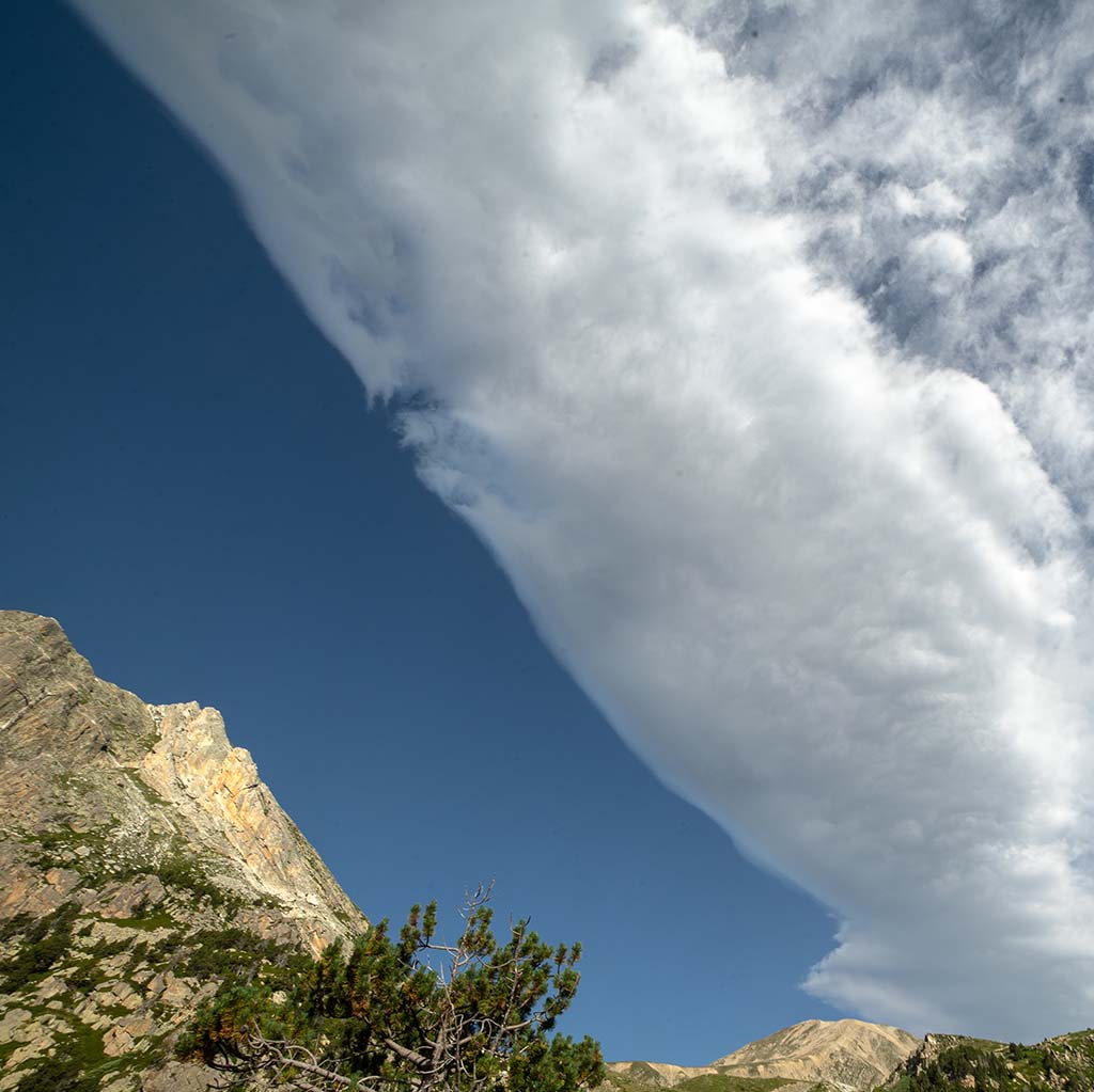 Nube de viento -1

Gran lenticular cubre el cielo entre el Gra de Fajol  y Bastiments en la cuna del Ter -1

