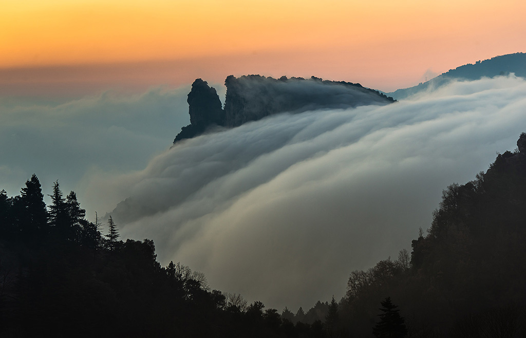 Rio de niebla
Realmente una maravilla de la naturaleza, un paisaje privilegiado, único es Rupit, la joya de la corona L'Agullola con una impresionante cascada de niebla bajado des del mirador dels Bassis al amanecer, un espectáculo mayúsculo.
Álbumes del atlas: ZFI22