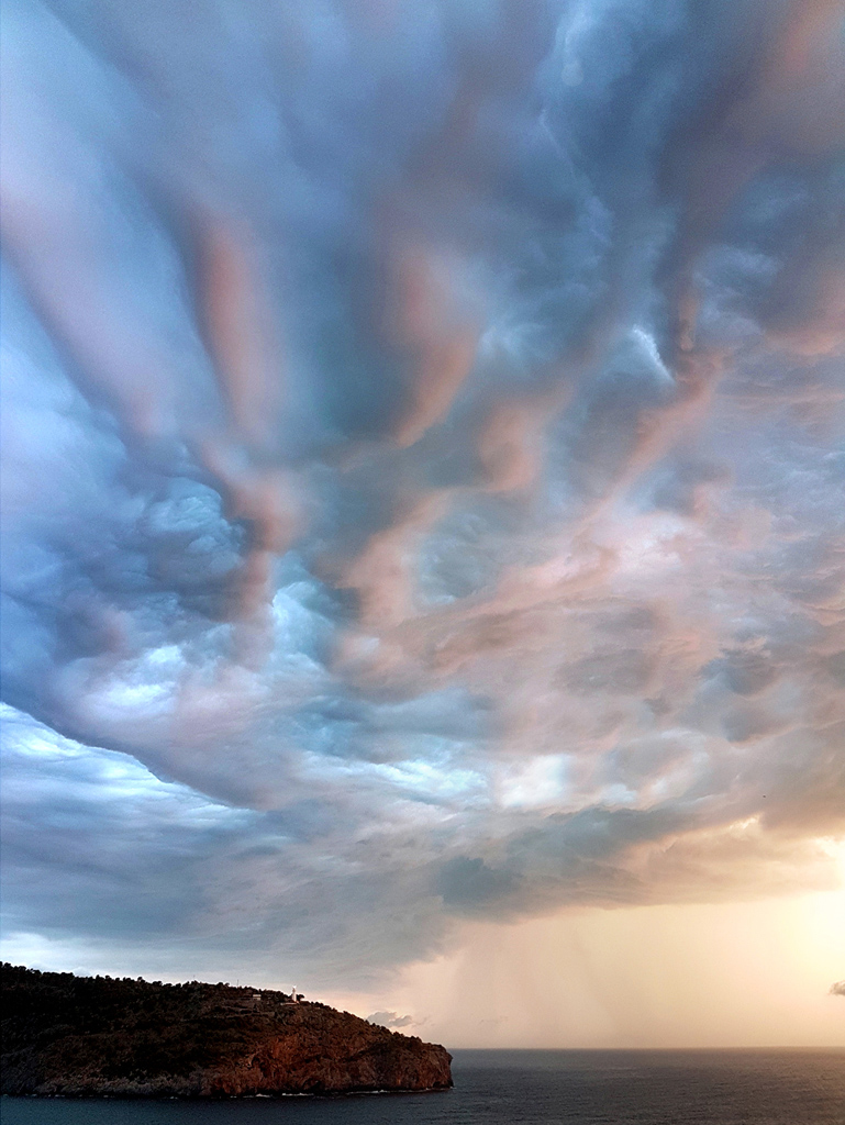 Las entrañas de la atmósfera
A medida que se iba formando una fuerte tormenta en frente de la costa de Tramontana las nubes comenzaron a formar estas curiosas ondulaciones en su base, probablemente asperitas.
