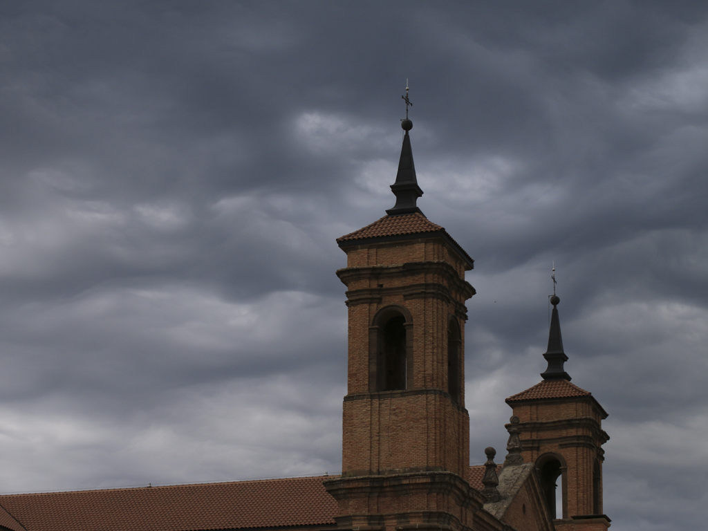 Oleos Naturales
Buena tarde en la pradera del Monasterio Nuevo de San Juan de la Peña en Jaca (Huesca)....amenazan las nubes con la tormenta coloreando el cielo como si fuera un oleo a su antojo......aunque al final nos perdono la tarde.
