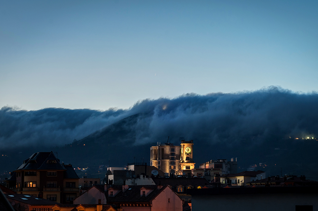 Nubes en Oviedo
En el inicio de una noche despejada en Oviedo, las nubes bajas envuelven el monte Naranco, que parece una enorme ola que amenaza la ciudad.
Álbumes del atlas: aaa_no_album