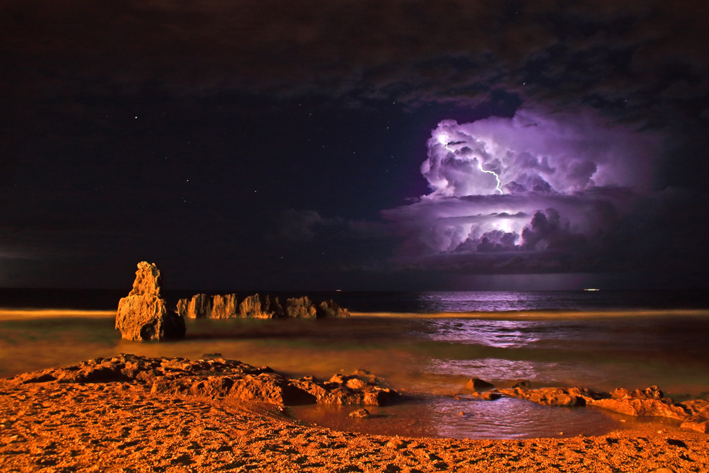 Tormenta nocturna en el mar
Cumulonimbus iluminado de noche frente a las costas de Dénia, avanzando desde las islas Baleares
