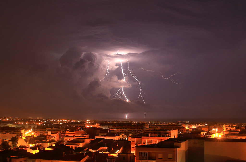 Ramificaciones
Intensa tormenta eléctrica que me despertó de madrugada y subí a fotografiar desde mi terraza.
