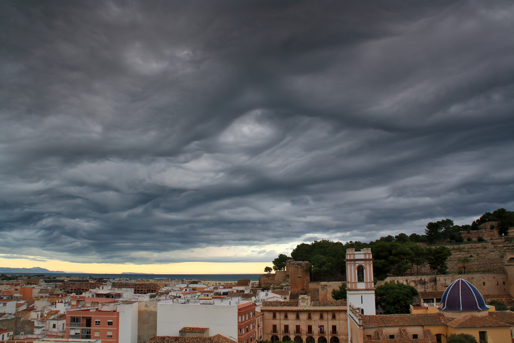Asperitas
Nubes asperitas pertenecientes a una tormenta que llegó por la mañana a Dénia desde el Golfo de Valencia
