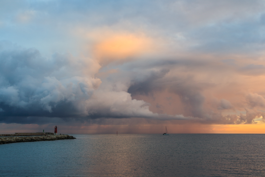 Chubasco frente al puerto
Nubes compactas frente al puerto que acabaron precipitando sobre el mar mientras adoptaban distintas tonalidades al amanecer.
