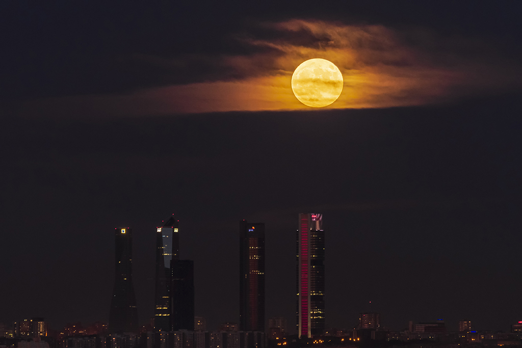 Salida de la luna entre las 5 Torres
Salida de la luna llena entre las 5 Torres de Madrid
