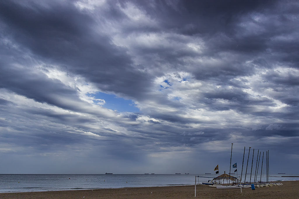 Se avacina tormenta
La foto fue realizada en la playa de Benicasim en mis vacaciones
Álbumes del atlas: aaa_no_album