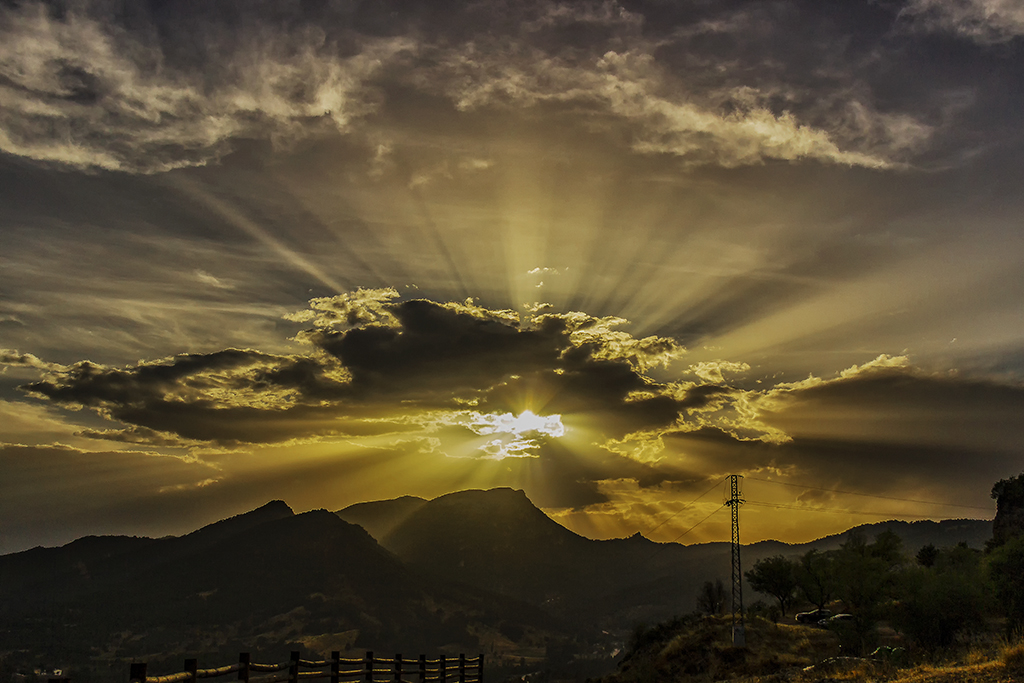 Rayos de sol entre las nubes
Atardecer en lo alto de Riopar
