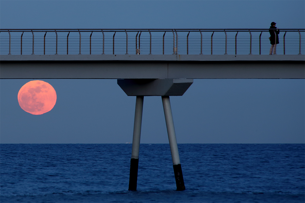 La Luna y el puente
La Luna llena emerge por el horizonte de color rosado y se deforma debido a la refracción que produce la estratificación de la atmosfera.
Álbumes del atlas: aaa_no_album
