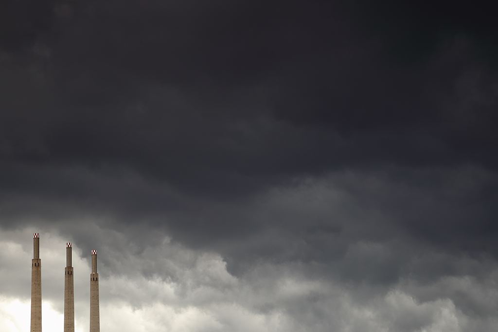 Se acerca la tormenta
El cielo se cubre de un gris muy oscuro en el horizonte a su paso por las tres chimeneas de la antigua central térmica del Besós. A pesar de tratarse de un fenómeno natural, las nubes oscuras de la tormenta producen connotaciones asociadas al humo que antiguamente salía por esas chimeneas.

