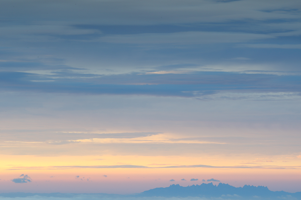 Montañas de nube
Amanece en el Pirineo catalán y en el horizonte la montaña de Montserrat se funde con el cielo nublado. 
Álbumes del atlas: aaa_no_album