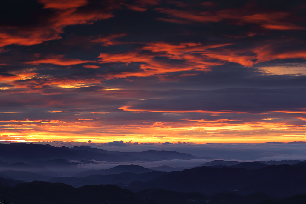 Amanecer incendiado
Amanece en el Pirineo catalán y las nubes se encienden de un color rojo intenso, mientras que las montañas aparecen cubiertas por nubes bajas de tonalidades frías. 

