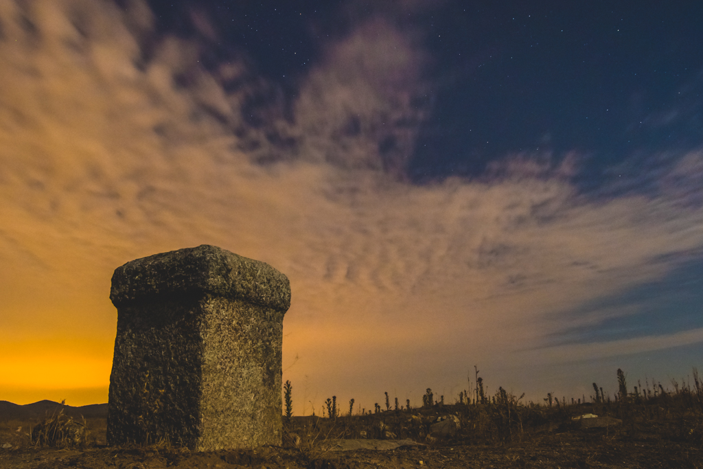 Manto cálido
Fotografía de larga exposición nocturna, tomada en cielos manchegos, donde se va haciendo paso una "manta" de nubes qeu terminará por tapar el cielo estrellado.
