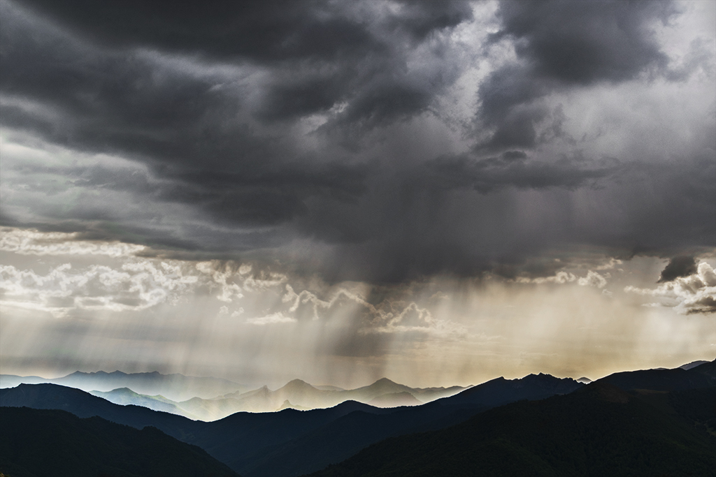 Tormenta
Nubes de tormenta descargando sobre las montañas de Picos de Europa.
Álbumes del atlas: ZFO18 aaa_no_album