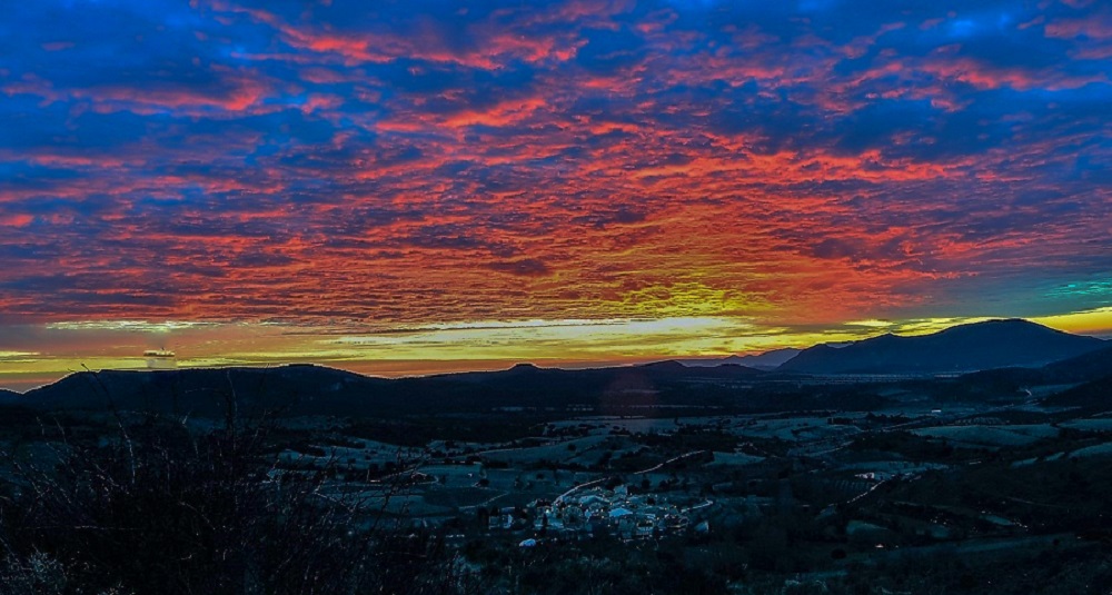INAZARES . Colores del Amanecer
20180216 luz  entrando por MOJANTES, ilumina al empedrado de alto-cúmulos. En primer término la aldea de INAZARES, uno de los poblados mas altos de Murcia (1350m)
