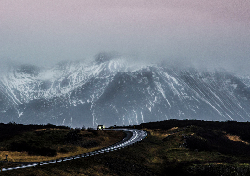 carretera fria
una montaña con nieve, un suelo humedo y una neblina en el cielo acompañaba un camino nordico
