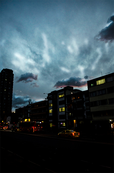 nubes urbanas
antes del anochecer en la ciudad de Bogota en Colombia, unas nubes se posan a una altura baja en un paisaje urbano
Álbumes del atlas: aaa_no_album