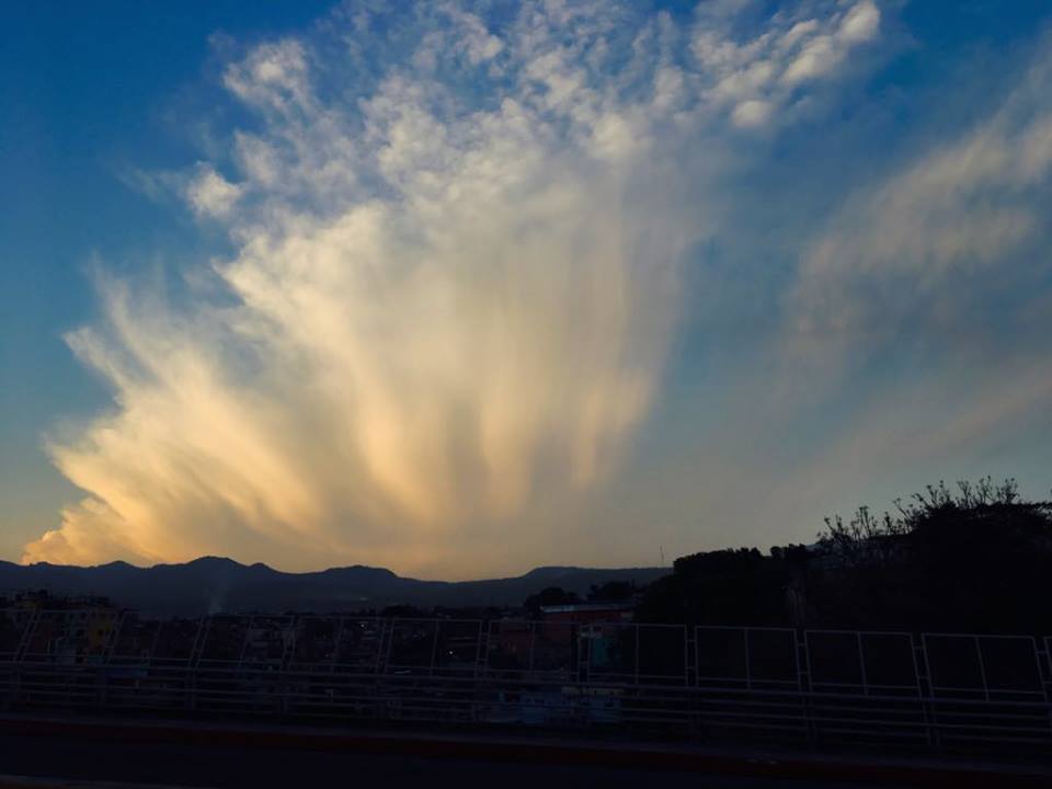explosión de nubes 
un tarde donde el cielo me regalo esta imagen
Álbumes del atlas: aaa_no_album