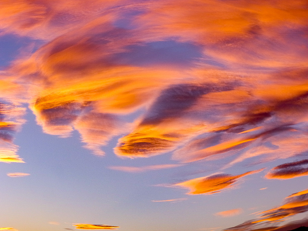 "OCTUBRE"
Me apasiona el grupo de nubes que forma  esta composición, son como un grupo de escolares revoloteando en un juego secreto. Otra fotografía de Otoño, esplendido en Almería.
